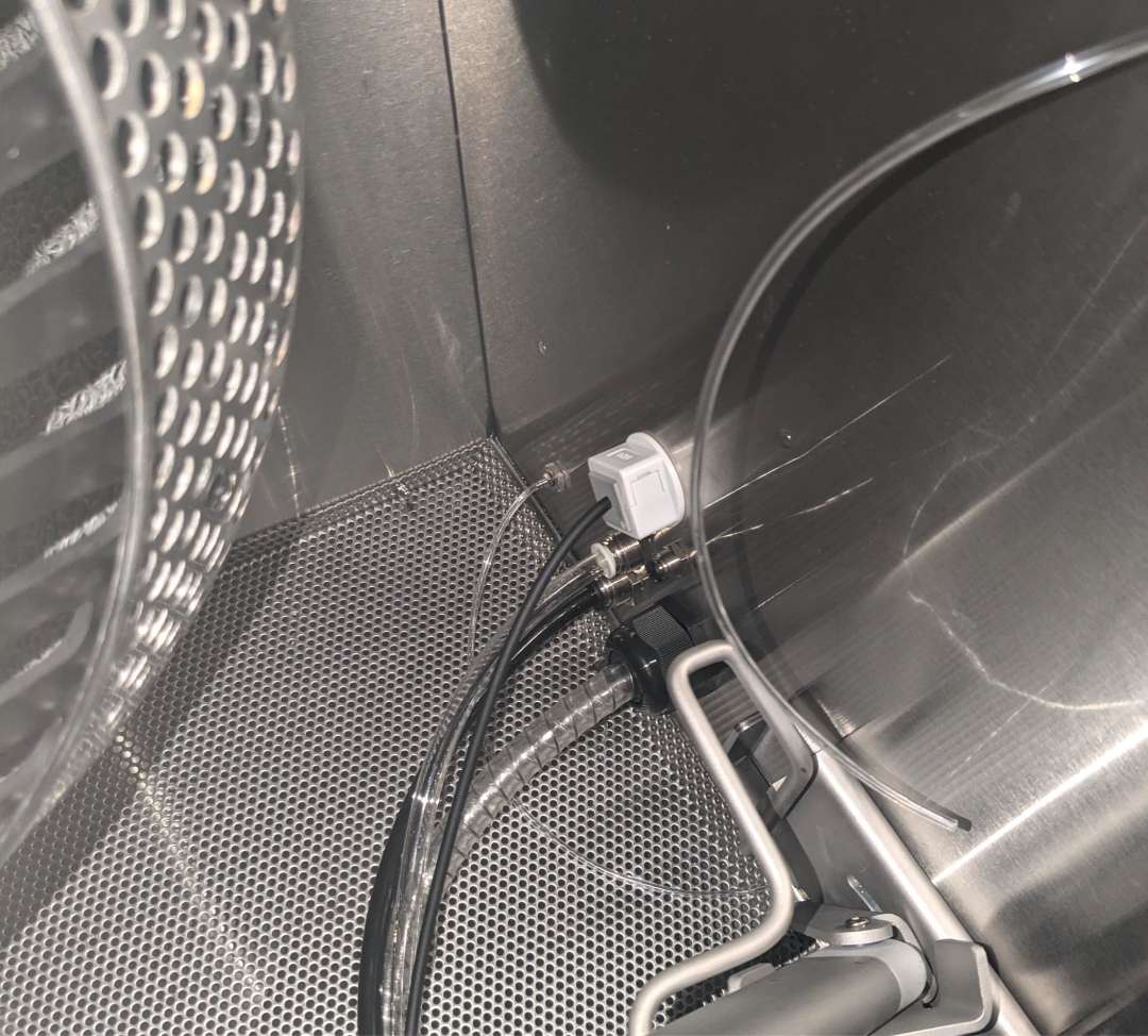 Cámara de granallado del Fuse Blast mostrando los puertos de tubos en la pared derecha — el tubo de inyección se conecta aquí