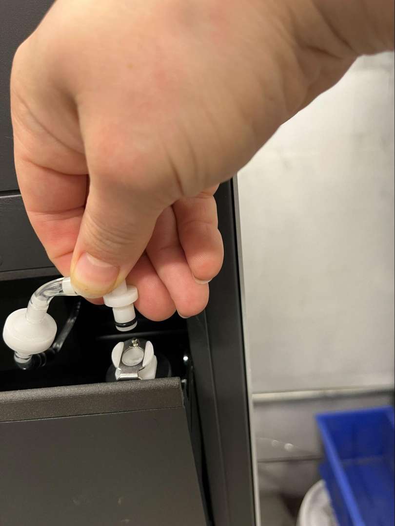 Conector rápido en la línea de alimentación de agua del módulo de pulido del Fuse Blast — presione en el conector de la tapa del depósito