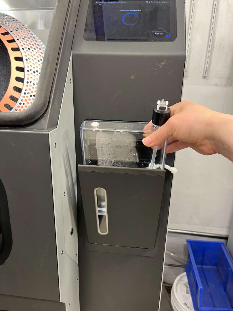 Módulo de pulido Formlabs Fuse Blast completamente ensamblado — soporte del depósito, bomba y sistema de dosificación visibles