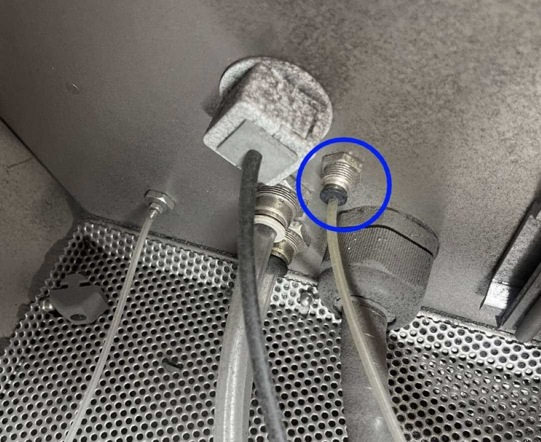 Tubo de la boquilla de inyección conectado al puerto en la pared de la cámara de granallado del Fuse Blast