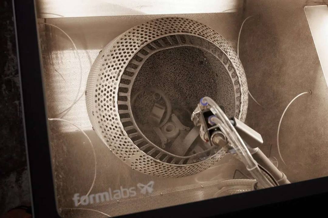 Pantalla táctil del Formlabs Fuse Blast mostrando una rutina de limpieza automática preprogramada