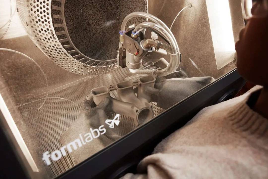 Modo de limpieza manual ergonómico del Formlabs Fuse Blast con guantes integrados y controles por pedal