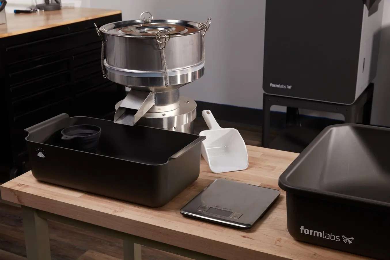 Tamizador eléctrico del Formlabs Fuse Depowdering Kit con tamiz de 150 µm filtrando polvo SLS usado para su recuperación