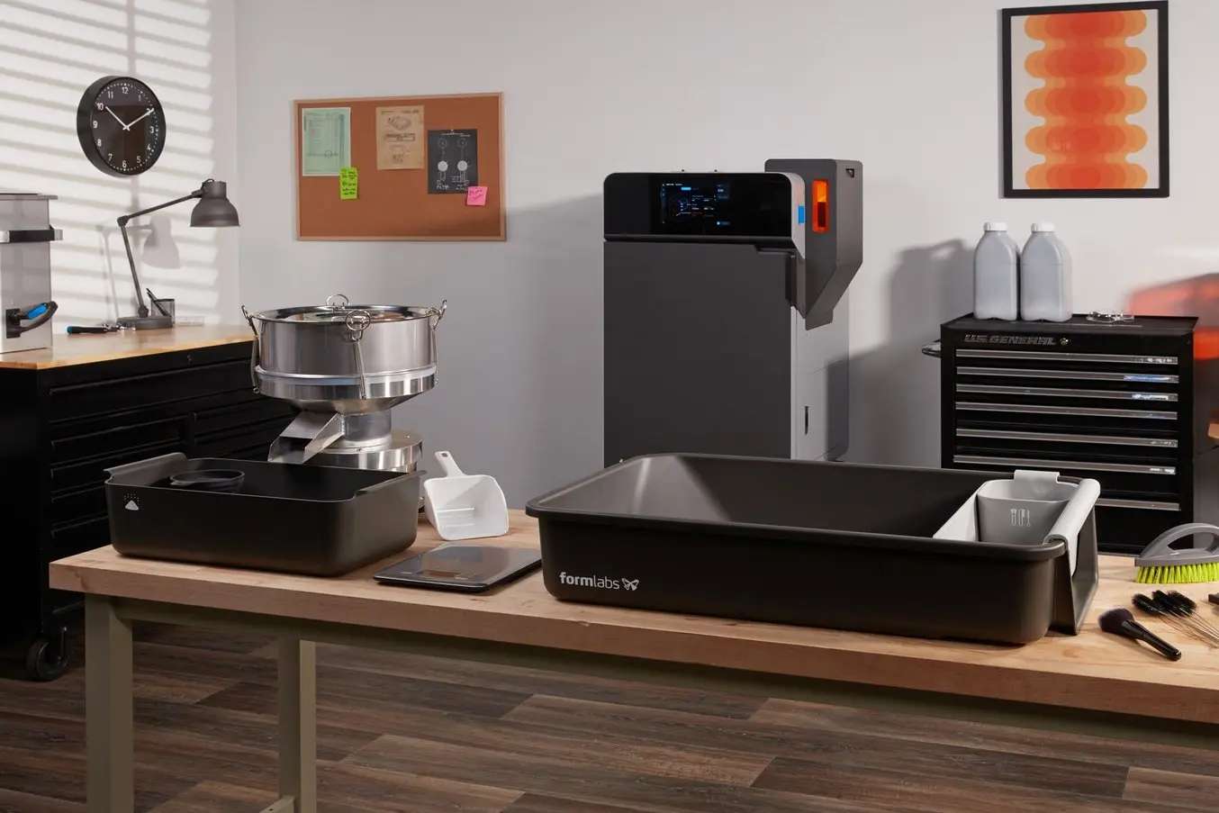 Formlabs Fuse Depowdering Kit situado junto a una impresora SLS Fuse 1 en un entorno de taller