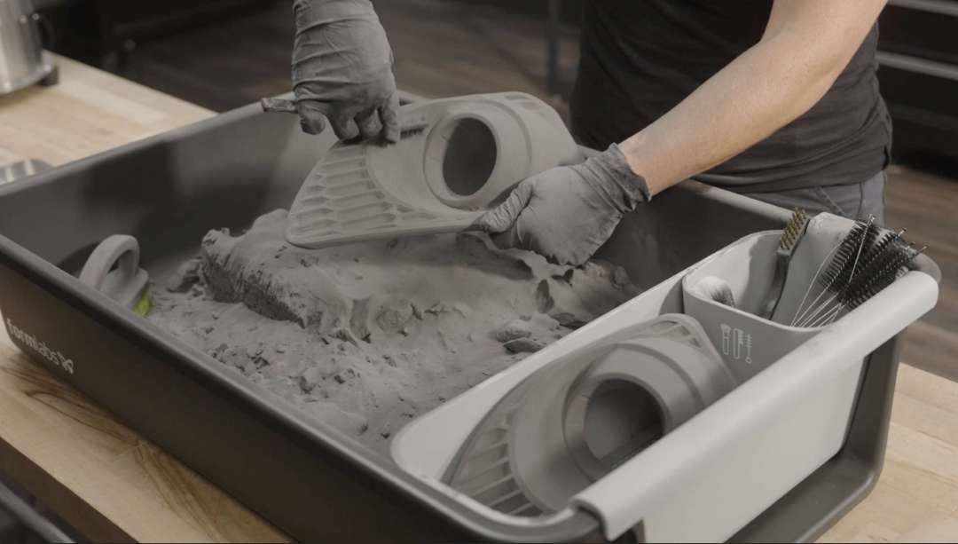 Limpieza manual del polvo SLS suelto de piezas impresas con el conjunto de cepillos del Fuse Depowdering Kit