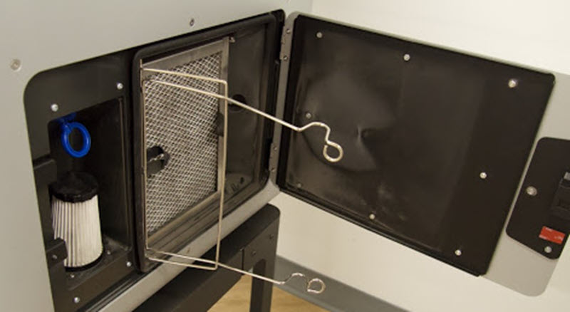 Nuevo filtro de escape de repuesto para Fuse 1 en posición dentro del compartimento abierto antes de sujetar el bastidor retendor de alambre