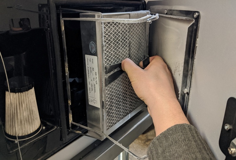 Extracción del filtro de escape del Fuse 1 tirando de las lengüetas de tela durante el procedimiento de sustitución