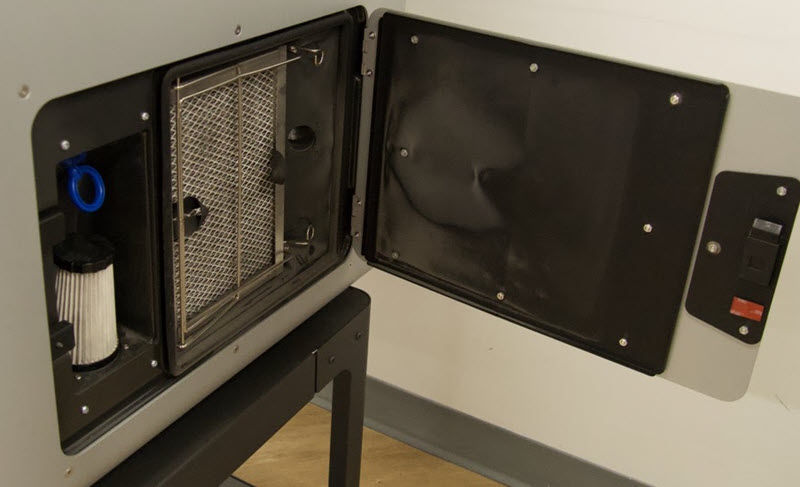 Bastidor retendor de alambre en posición fijada alrededor del nuevo filtro de escape instalado en el Fuse 1