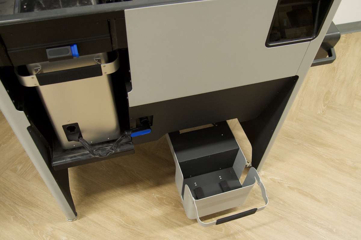 Cajón inferior del Fuse Sift completamente extraído mostrando el hueco vacío para recibir el cartucho de polvo — mecanismo de pestillo azul visible