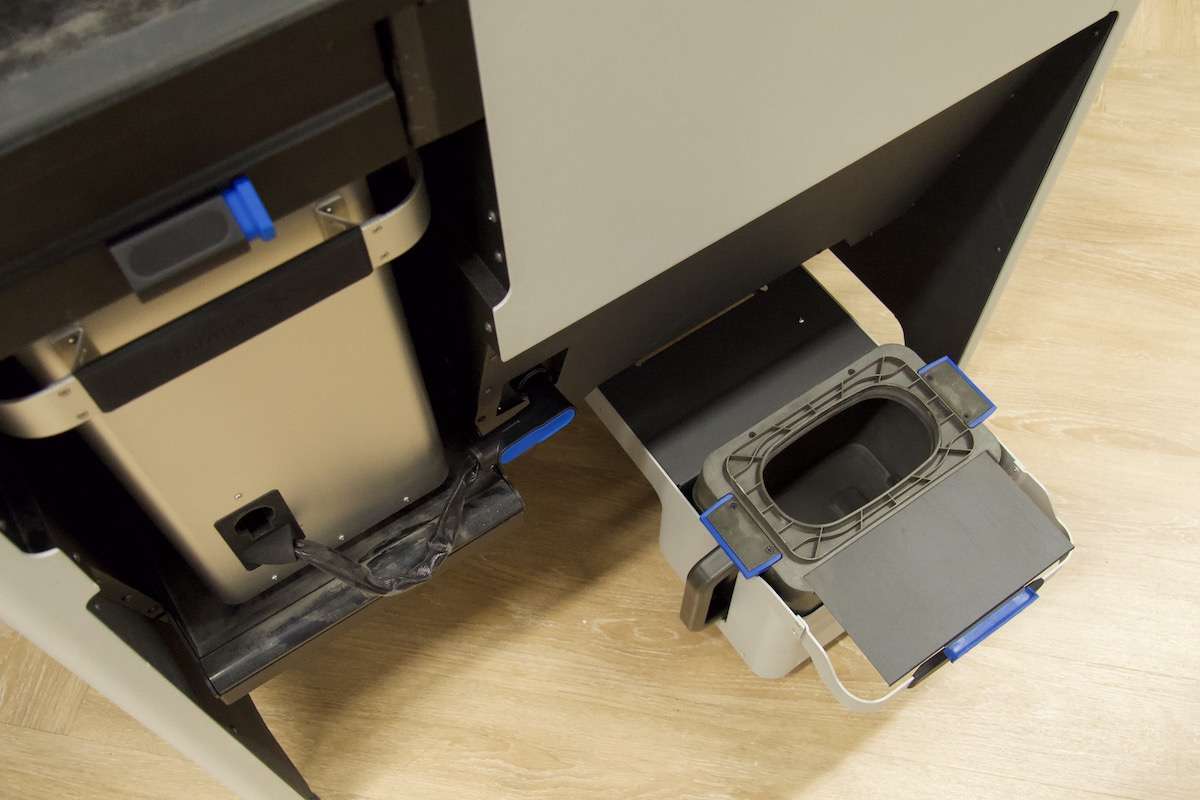 Vista superior del cajón del Fuse Sift abierto con un cartucho de polvo instalado — pestillos de retención azules sujetan el cartucho de forma segura en el cajón