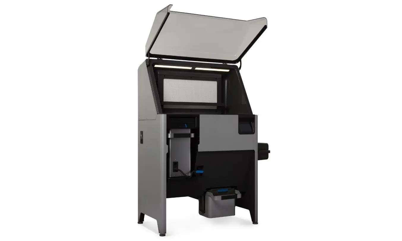 Render de estudio del Formlabs Fuse Sift con la tapa completamente abierta y un Cartucho de Polvo Fuse Series instalado en el cajón inferior — estación completa de gestión de polvo