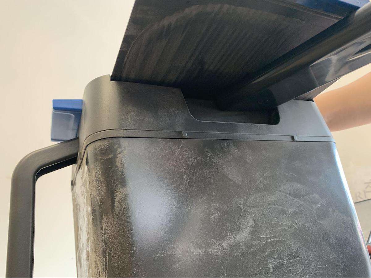 Boquilla de ranura del aspirador reposicionada a la derecha de la línea central de la válvula de cuchilla del Cartucho de Polvo Fuse Series — Zona de limpieza 2, mantener 1 minuto