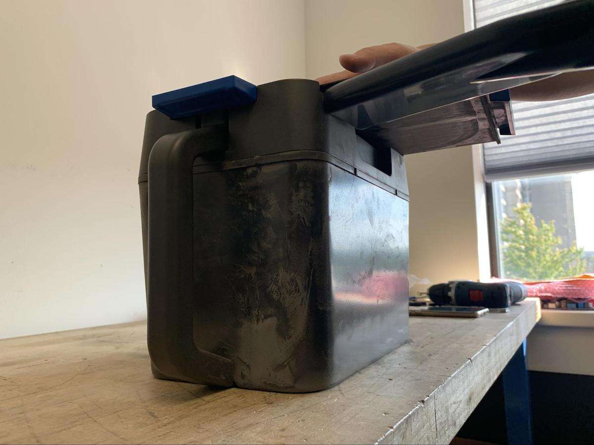 Boquilla de ranura del aspirador en el extremo izquierdo de la válvula de cuchilla del Cartucho de Polvo Fuse Series — Zona de limpieza 3, mantener aproximadamente 30 segundos