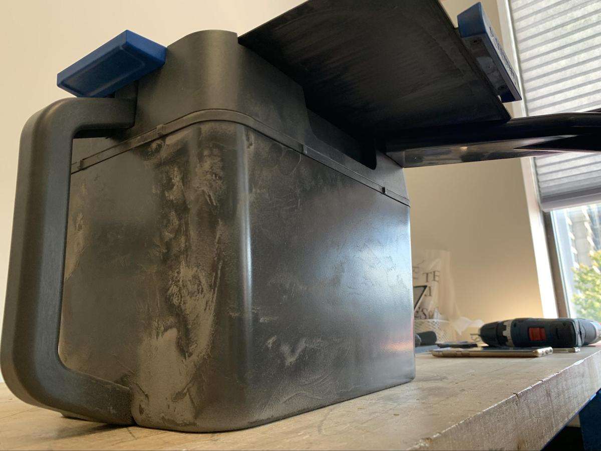 Boquilla de ranura del aspirador en el extremo derecho de la válvula de cuchilla del Cartucho de Polvo Fuse Series — Zona de limpieza 4, mantener aproximadamente 30 segundos antes de cerrar la válvula