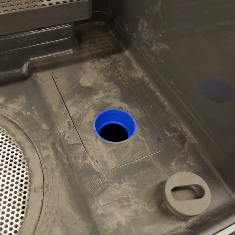 Interior de la tolva de polvo fresco del Fuse Sift mostrando la abertura circular azul sin el accesorio Fuse Sift Funnel instalado