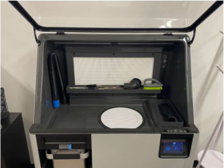 Superficie de trabajo del Fuse Sift abierto con bandeja de accesorios mostrando cepillos y herramientas de vacío antes de la instalación del Panel Glovebox