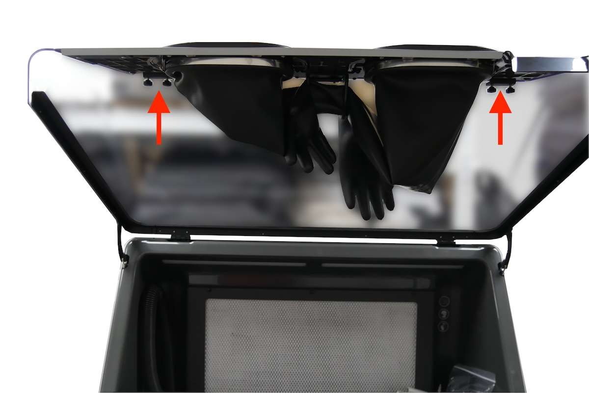 Tornillos de abrazadera del Panel Glovebox siendo apretados en el interior de la tapa del Fuse Sift, flechas rojas indicando la dirección de apriete hacia arriba