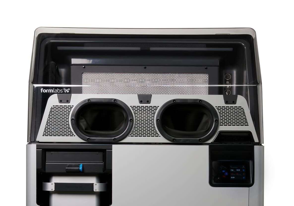 Formlabs Fuse Sift con el Panel Glovebox completamente instalado, mostrando los dos puertos de guante ovalados y las rejillas de ventilación en el panel frontal