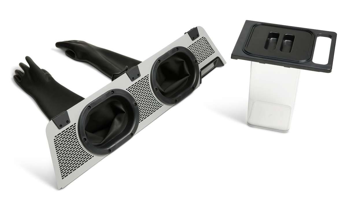 Panel Glovebox del Fuse Sift con guantes de goma integrados junto al Fuse Parts Carrier transparente con tapa negra — contenido completo del bundle