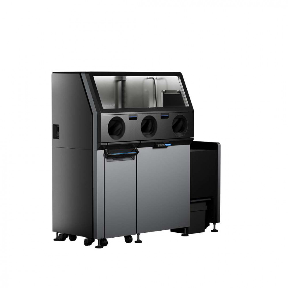 Formlabs Fuse Sift X1 — vista lateral con cabina de polvo cerrada y puertos para guantes del operador