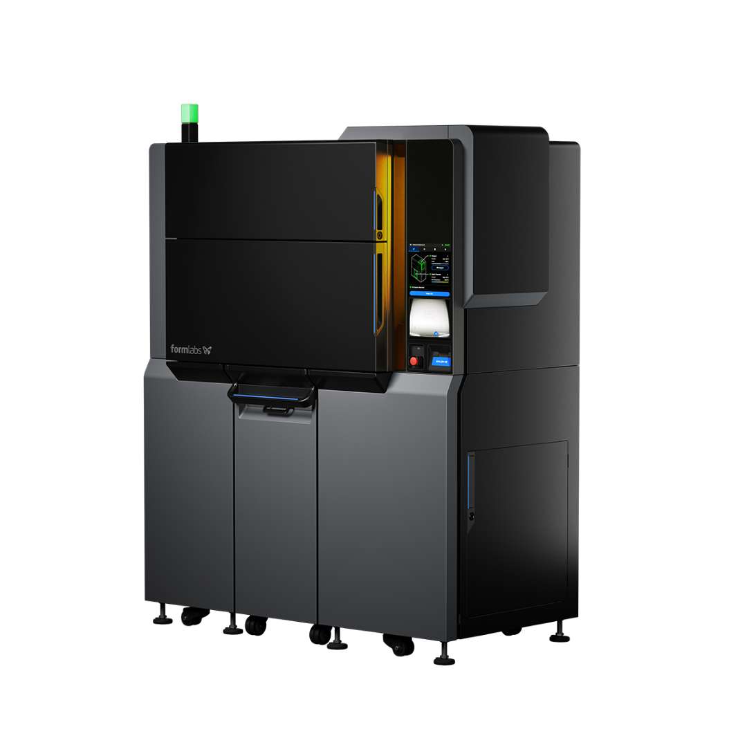 Vista isométrica derecha de la impresora 3D SLS Formlabs Fuse X1 con carcasa gris oscura, interfaz de pantalla táctil e indicador de estado visible en el panel frontal