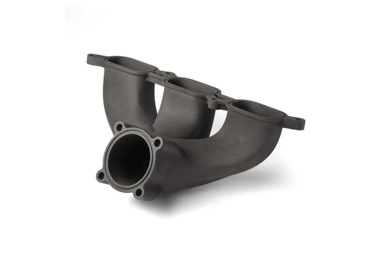 Primer plano de un colector de admisión impreso en Formlabs Nylon 11 CF mediante SLS, acabado gris oscuro mate sobre fondo blanco