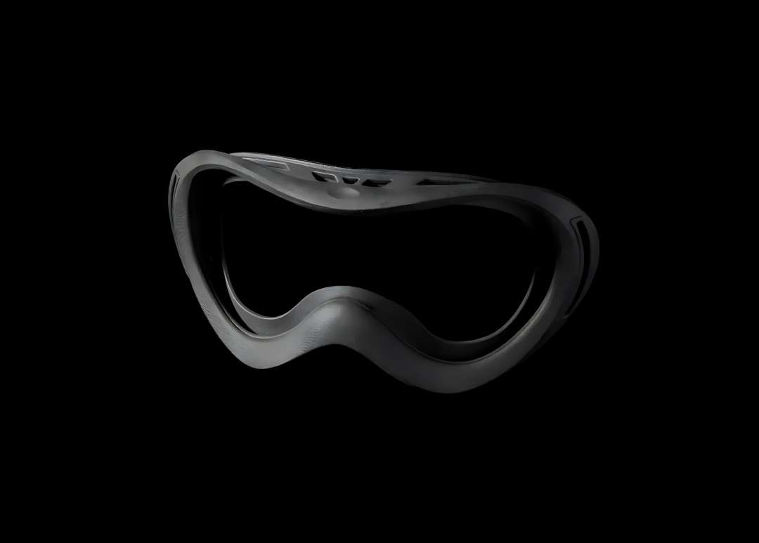 Marco de gafas de esquí impreso con Formlabs Nylon 11 Black Powder — geometría curva compleja que demuestra la flexibilidad y la capacidad de pared delgada del material, sobre fondo negro