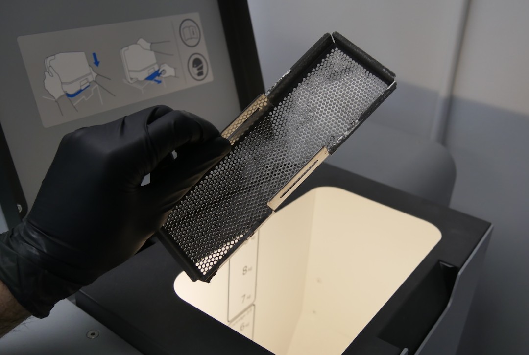 Extracción de la trampa de residuos de la tolva Fuse 1 antes de imprimir con Nylon 12 GF para evitar la aglomeración del polvo