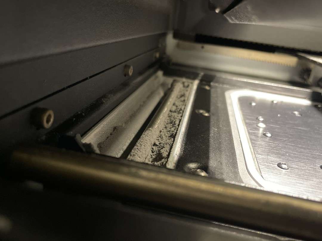 Acumulación de polvo Nylon 12 GF en los canales de la bandeja de la impresora Fuse 1 que requiere limpieza entre trabajos