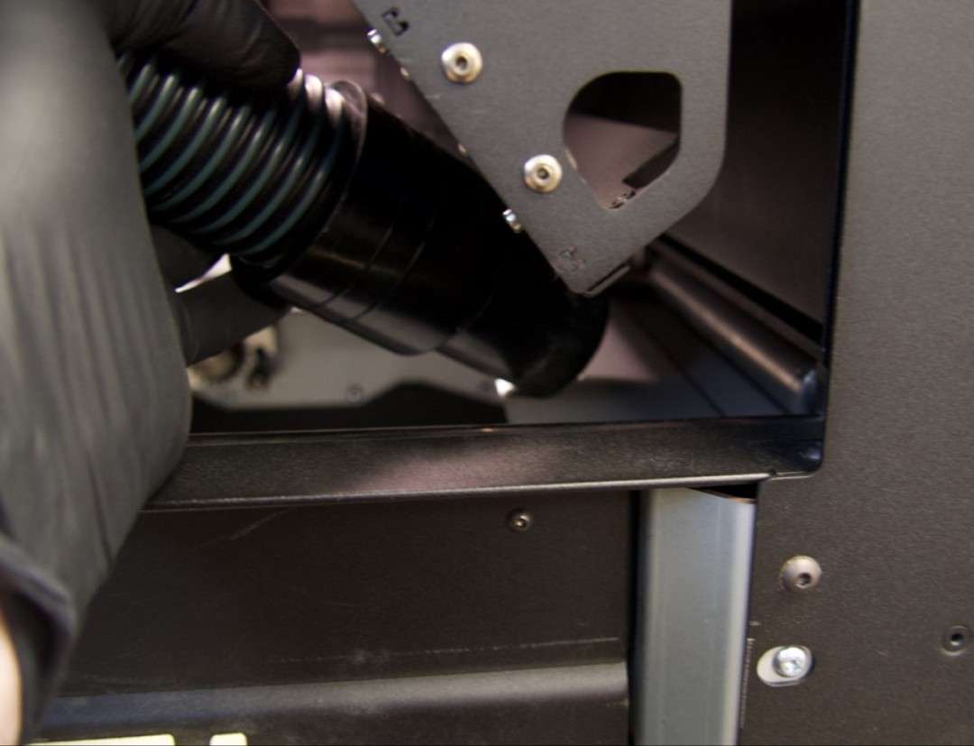 Aspirando el área de la bandeja de polvo derecha de la impresora Fuse 1 tras un trabajo de Nylon 12 GF