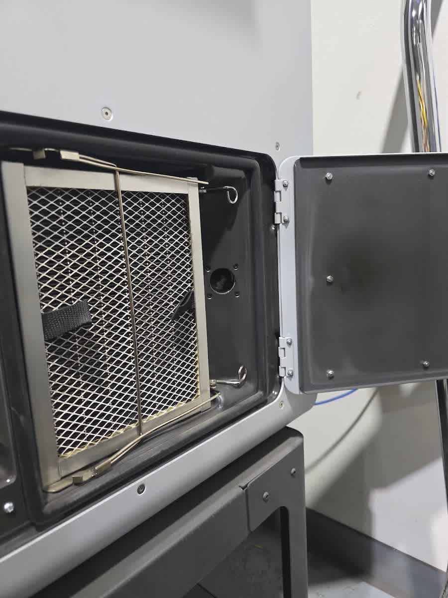 Compartimento del filtro de extracción abierto en la impresora Fuse 1 mostrando el filtro de malla que requiere limpieza tras impresiones con Nylon 12 Tough