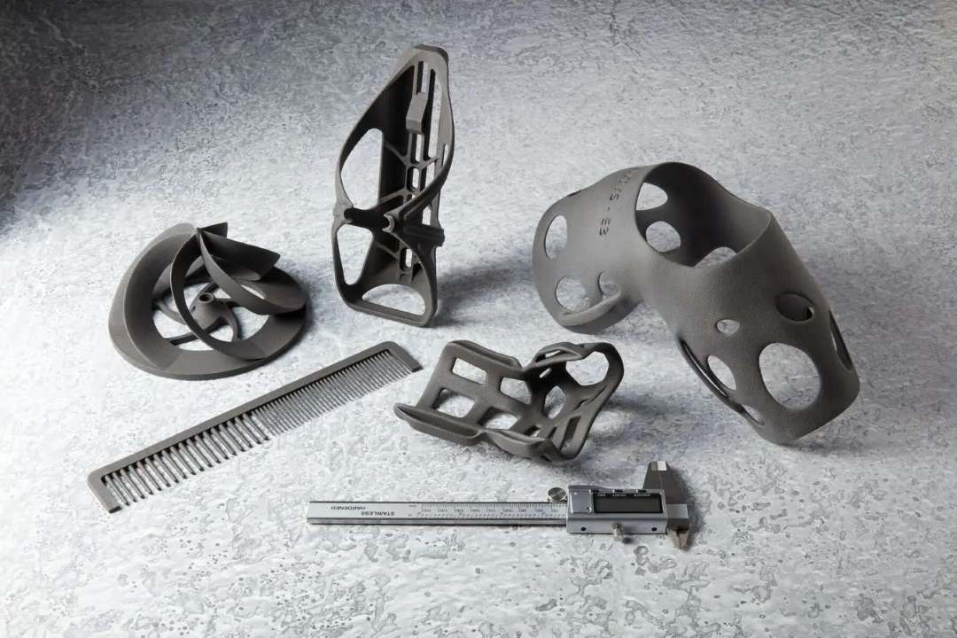 Conjunto de piezas funcionales impresas en Formlabs Nylon 12 Tough Powder — impulsores, soportes reticulados, peine y calibre sobre superficie de mármol