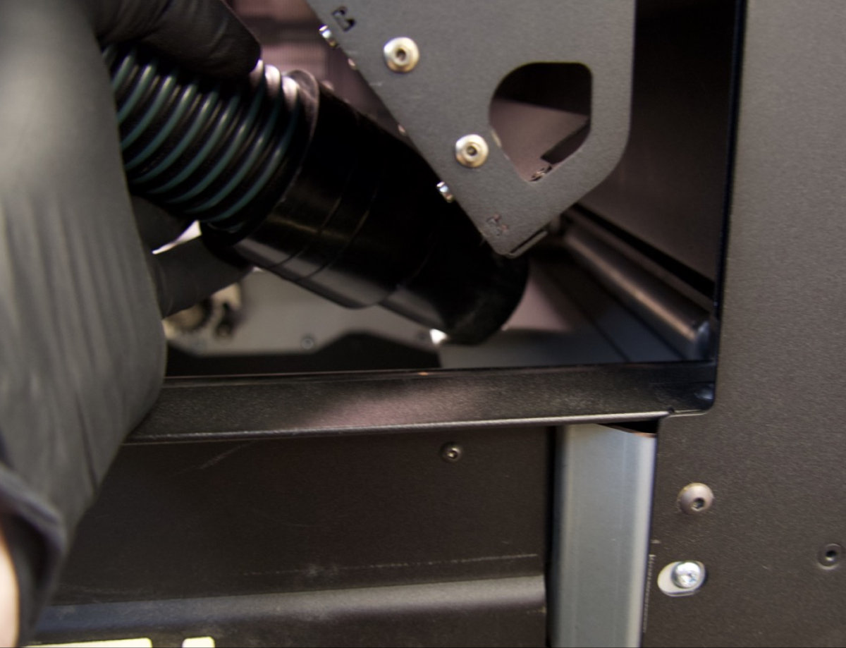 Manguera aspiradora aplicada al depósito derecho de polvo de la Fuse 1+ 30W para mantenimiento postimpresión con Nylon 12 Tough