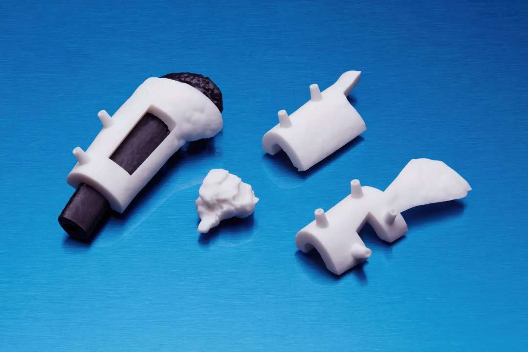 Guías quirúrgicas, moldes de contacto óseo y accesorios médicos biocompatibles impresos en blanco con Formlabs BioMed White Resin, sobre fondo azul