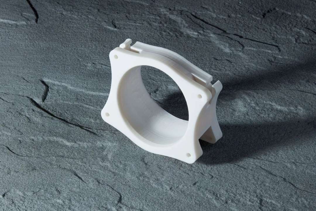 Soporte blanco impreso con orificios de montaje y un orificio cilíndrico liso