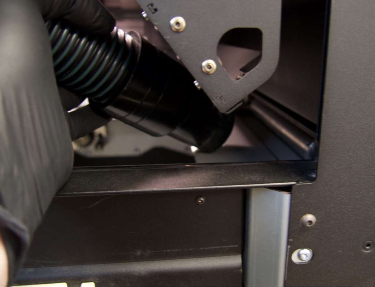 Aspirando el área de la bandeja de polvo derecha de la impresora Fuse 1 tras un trabajo de TPU 90A