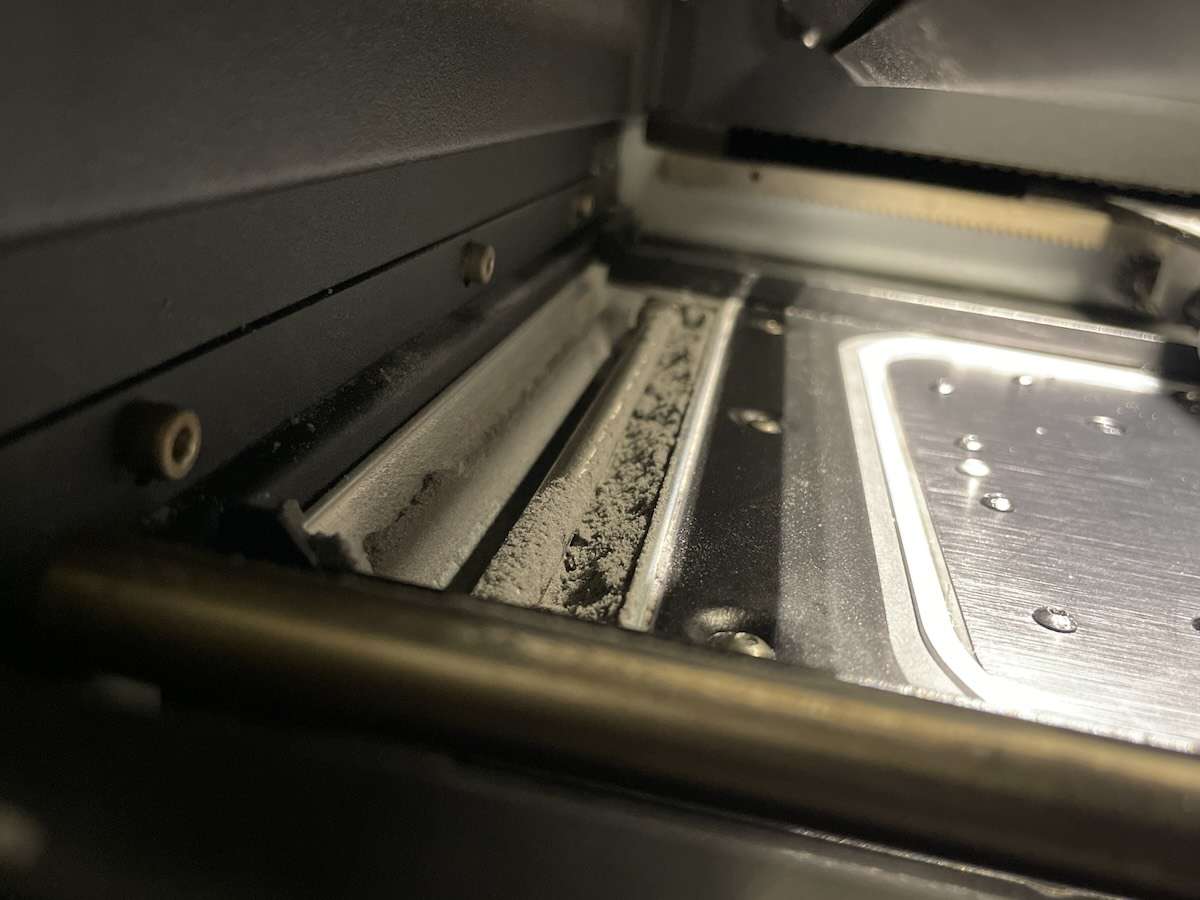 Acumulación de polvo TPU 90A en los canales de las bandejas de la impresora Fuse 1 que requiere limpieza entre trabajos