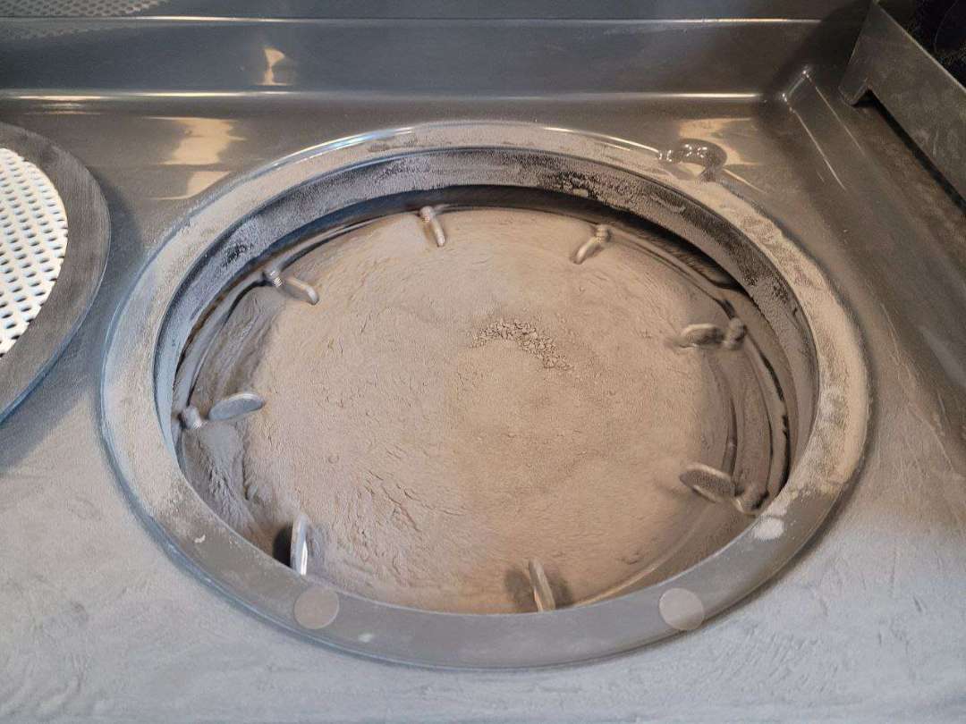 Polvo TPU 90A sobre la malla tamizadora de 150 µm del Fuse Sift — requiere manipulación manual para pasar durante el tamizado