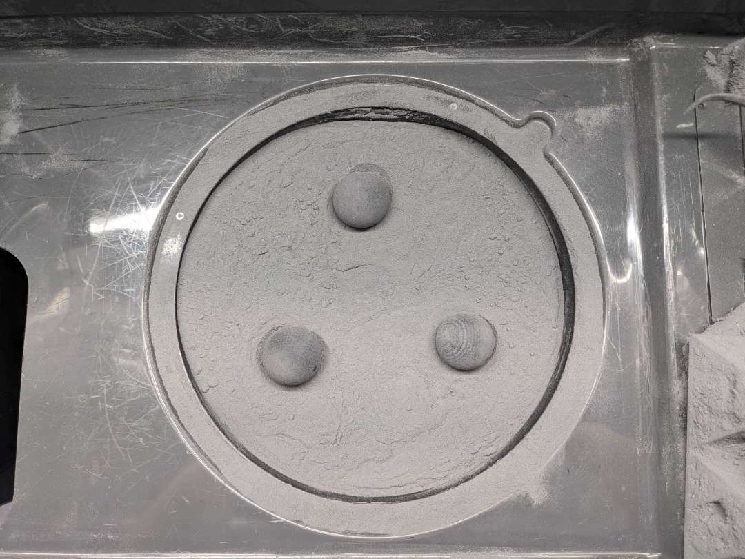 Tres bolas de limpieza de malla en TPU 90A colocadas sobre el tamiz del Fuse Sift para prevenir la obstrucción del polvo durante el tamizado