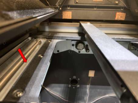 Flecha roja señalando el borde interior de la bandeja de polvo izquierda del Fuse 1 — zona crítica de compactación de TPU 90A