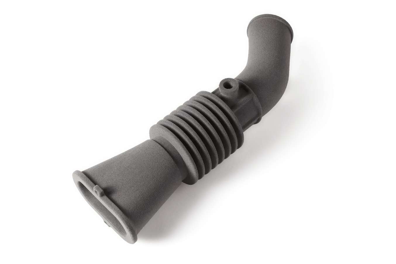 Manguera corrugada de admisión de aire para automoción impresa en Formlabs TPU 90A Powder — pieza SLS flexible de uso final con fuelles integrados