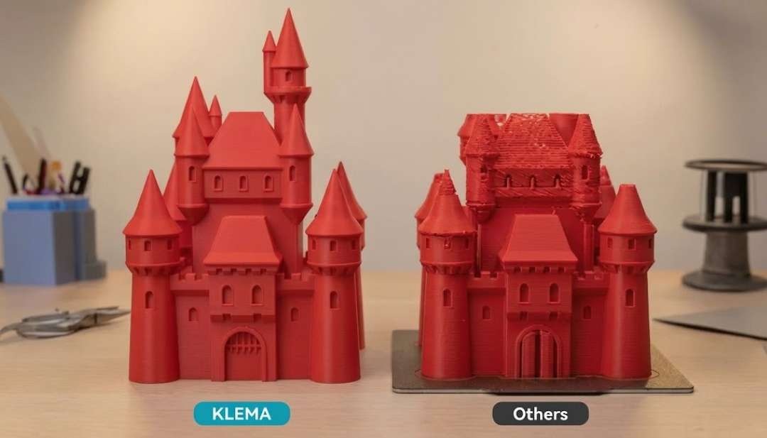 Comparación de castillos impresos que muestra el resultado liso de KLEMA a la izquierda frente a la formación de hilos y defectos a la derecha