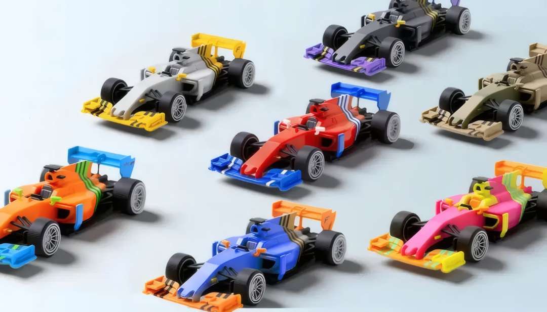 Colección de coches de carreras de juguete multicolores creados mediante el método de impresión tridimensional.