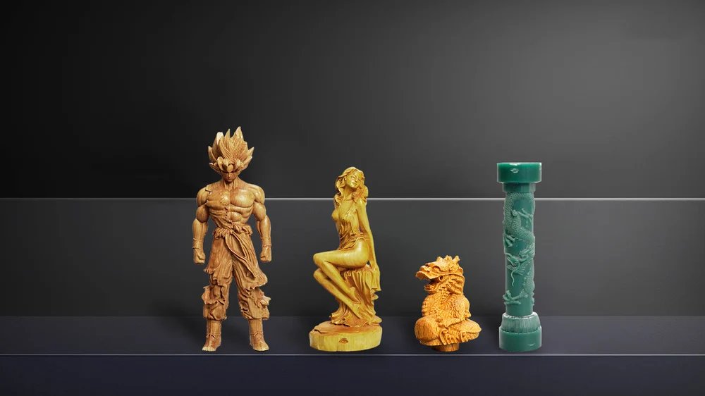Cuatro piezas talladas en fila sobre fondo oscuro: una figura musculosa con el pelo de punta, una figura femenina sentada sobre una base circular, un busto de dragón dorado y una columna verde rodeada por un dragón.