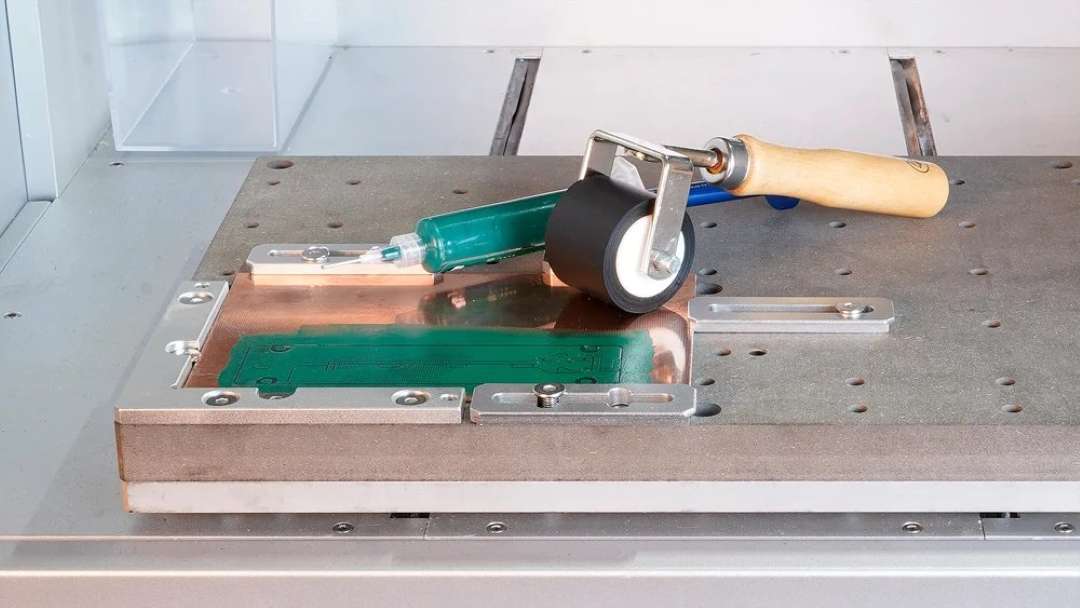 Placa de circuito impreso de cobre laminada con película protectora verde mediante un rodillo y un aplicador de jeringa