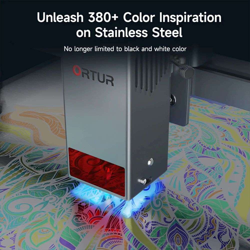 Imagen de un grabado en acero inoxidable mostrando una gama de más de 380 colores vibrantes, demostrando la capacidad del Ortur OLM3 10W para la coloración avanzada de metales.