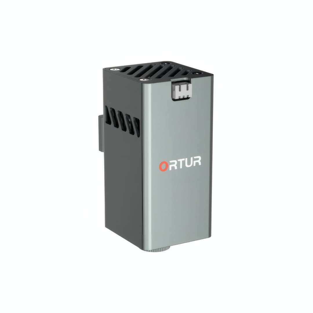 Módulo láser Ortur con carcasa de aluminio, ranuras de ventilación, puerto de conexión y aletas de disipación de calor en la parte superior