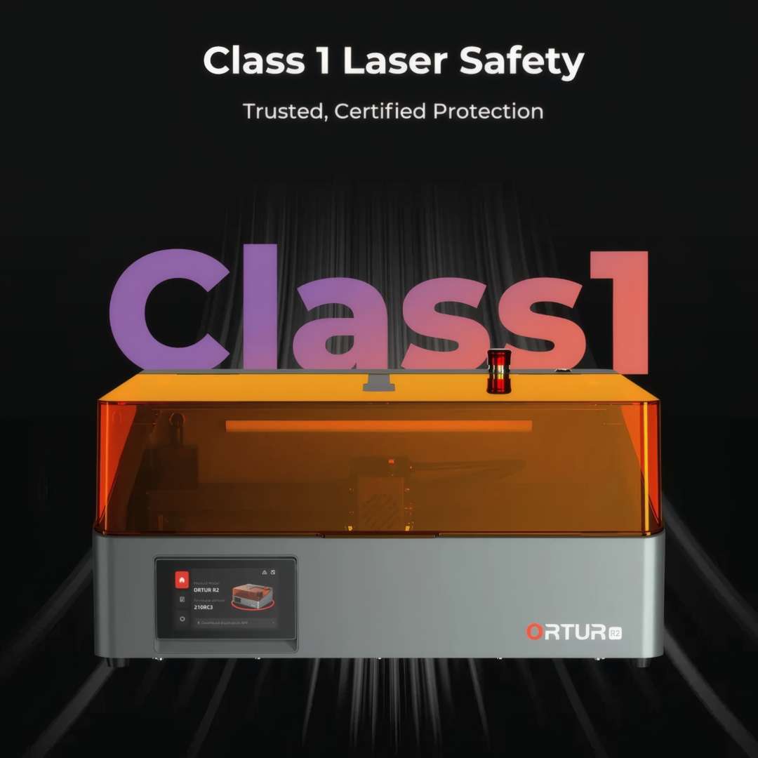 Grabadora láser Ortur R2 cerrada con cubierta protectora naranja UV, pantalla táctil e indicación de certificación de seguridad láser de Clase 1