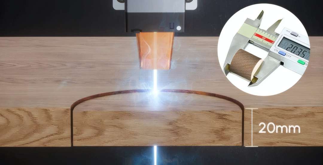 Grabador láser cortando una tabla de madera de 20 mm de grosor, con detalle de calibre digital que muestra la medición del espesor del material