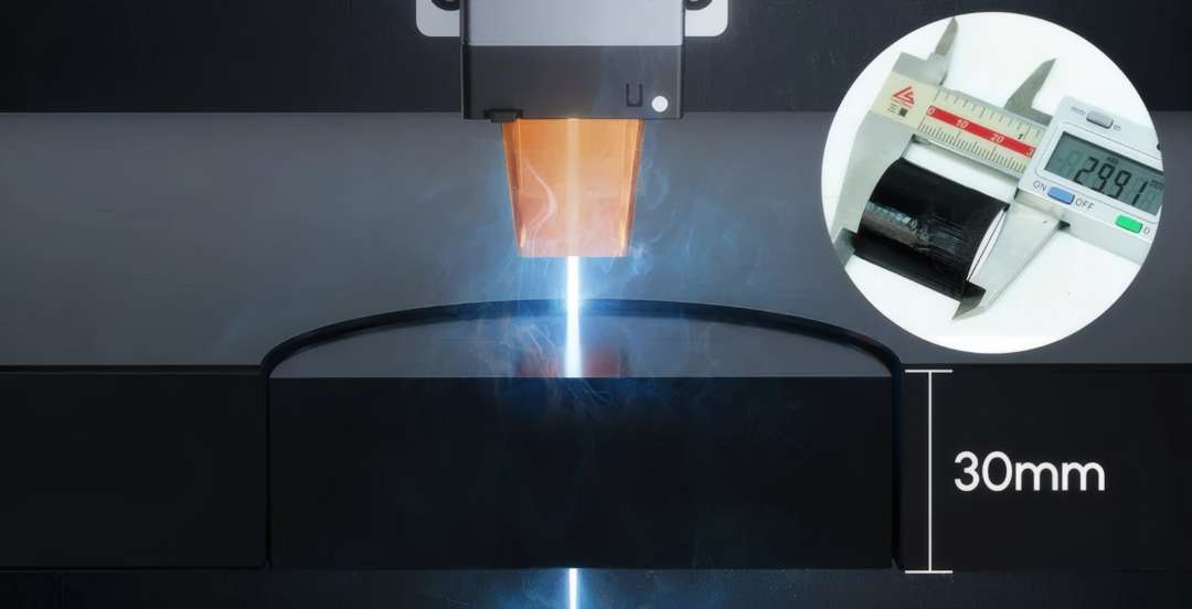 Cabezal de corte láser procesando una plancha de 30 mm de grosor, con detalle de calibre digital que muestra la capacidad de medición